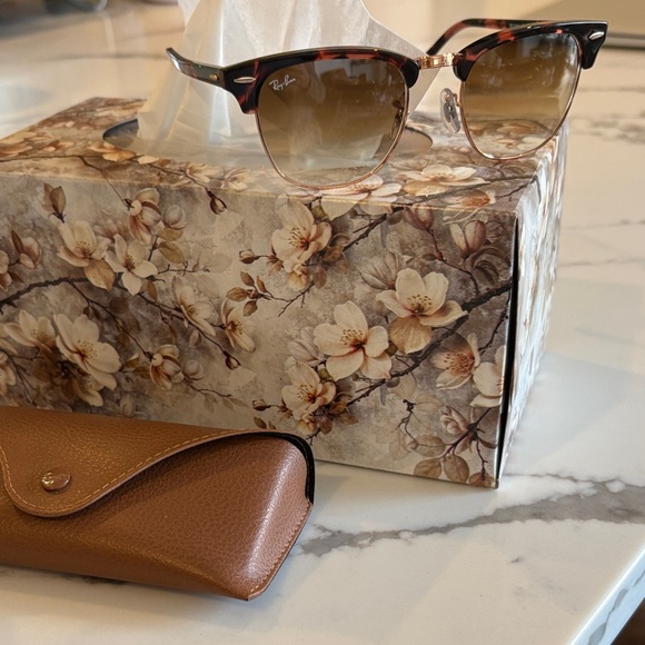 Ray-Ban Tortoise and Rose Gold Polarized Sunglasses - Picture 2 of 3